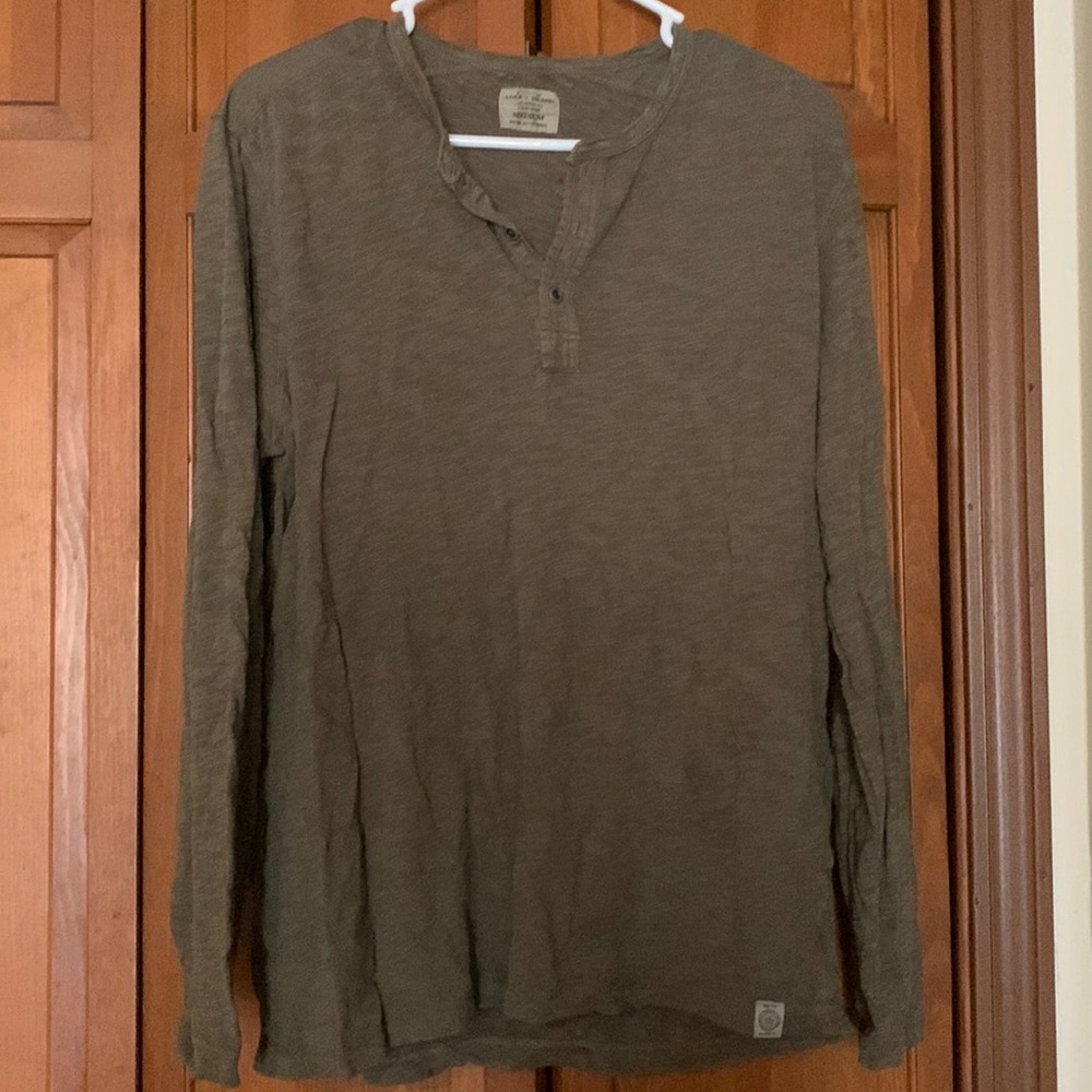 Men’s green long sleeve shirt